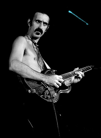 Frank Zappa spelar gitarr under en konsert 1977